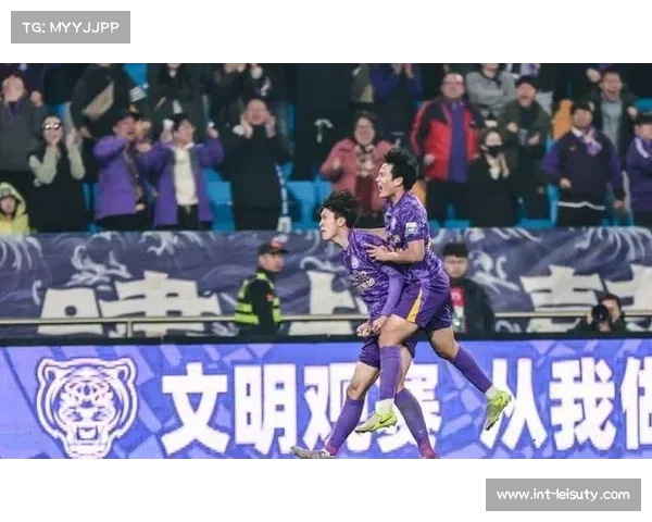 申花门将闫炳良开球失误险酿大错，特谢拉吊门稍稍高出